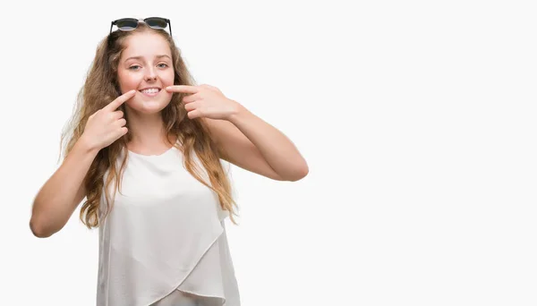 Young Blonde Woman Wearing Sunglasses Smiling Confident Showing Pointing Fingers — Stock Photo, Image