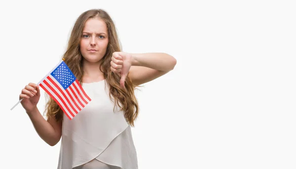 Unga Blonda Kvinnan Håller Flaggan Usa Med Arga Ansikte Negativt — Stockfoto