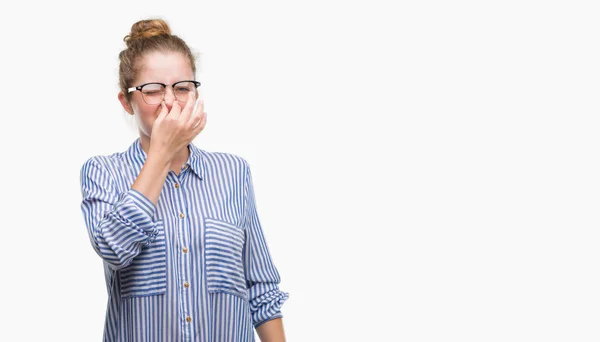 Giovane Donna Affari Bionda Che Sente Odore Qualcosa Puzzolente Disgustoso — Foto Stock