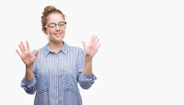 Молода Блондинка Бізнес Леді Показуючи Вказуючи Пальцями Номер Десять Посміхаючись — стокове фото