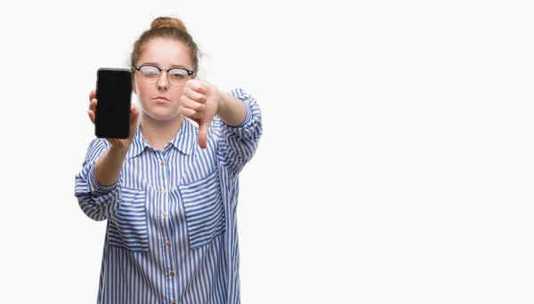 Unga Blonda Kvinnan Använda Smartphone Med Arga Ansikte Negativt Tecken — Stockfoto