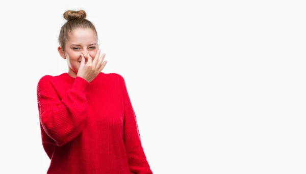 Giovane Donna Bionda Che Indossa Panino Maglione Rosso Odore Qualcosa — Foto Stock