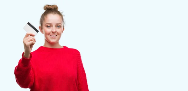 Jovem Loira Segurando Cartão Crédito Com Rosto Feliz Sorrindo Com — Fotografia de Stock