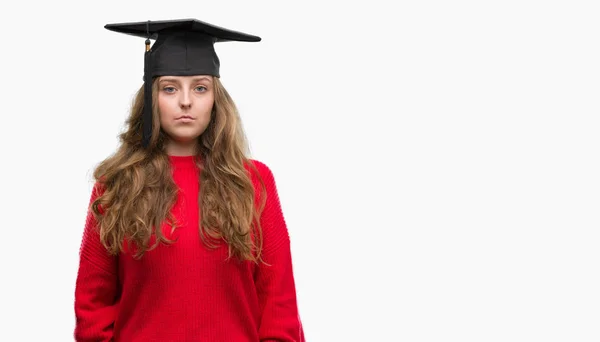 Jeune Femme Blonde Portant Une Casquette Graduation Avec Une Expression — Photo