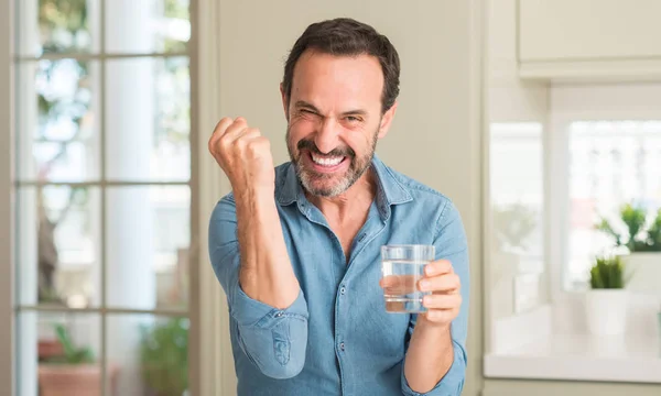 Hombre Mediana Edad Bebiendo Vaso Agua Gritando Orgulloso Celebrando Victoria — Foto de Stock