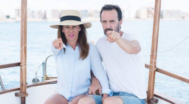 Kamera ve size, el işareti, pozitif ve kendinden emin bir jest ön parmak ile işaret Yelkenli üzerinde seyahat orta yaş kaç