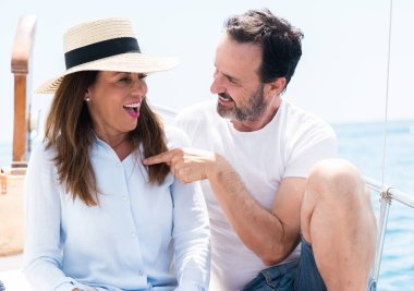 Orta yaş çift Yelkenli sürpriz ile seyahat eden kendine işaret parmağı yüz