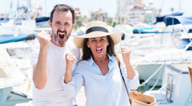 Orta yaş kaç Marina rahatsız ve öfke, deli ile sinirli bağırarak ve yükseltilmiş el ile bağırmak, öfke kavramı