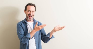 Komuta sizde el ve parmak ile işaret çok mutlu