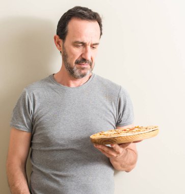 Komuta sizde pizza kendine güvenen bir ifade ile acımak yüz ciddi düşünüyorum tutarak