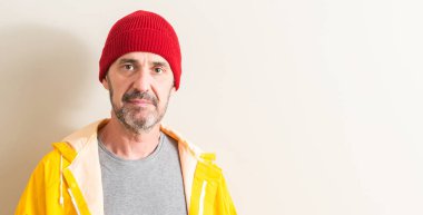 Acımak yüz ciddi düşünüyorum üstünde kendine güvenen bir ifade ile üst düzey balıkçı