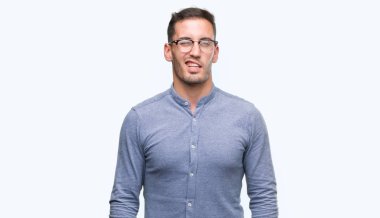 Seksi bir ifadeyle, neşeli ve mutlu yüzünü kameraya bakarak göz kırpıyor zarif yakışıklı genç gözlük.