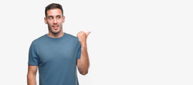 Yakışıklı genç casual adam arıyor ve başparmak yanında yukarıyı mutlu yüz ile gülümseyen.