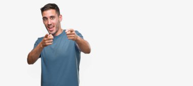 Fotoğraf makinesi ile mutlu ve komik yüz için parmakları işaret rahat yakışıklı genç. İyi enerji ve vibes.