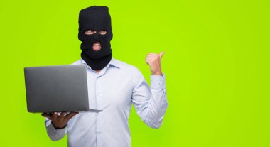 El ve parmak ile yukarı dönük mutlu yüz gülümseyen ile bir bilgisayar dizüstü holding iş hacker adamı