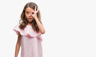 Sürpriz yüz, göz parmaklarının arasından seyir ile ok jest yapıyor pembe elbise esmer Latin kız şok. İmansız ifade.