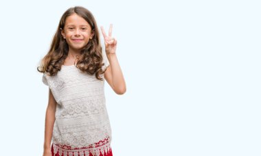 Esmer Latin kız gösterilen ve parmakları ile işaret ikincisi ise kendinden emin ve mutlu gülümseyerek.