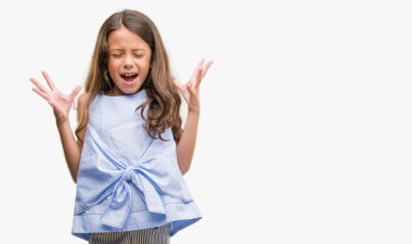 Esmer Latin kız deli ve silah ile başarı için deli kutluyor kaldırdı ve heyecanlı çığlık gözler kapalı. Kazanan kavramı