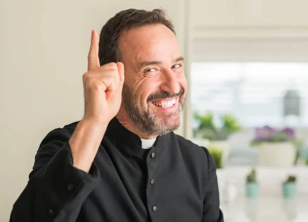 Sacerdote Cristão Homem Surpreso Com Uma Ideia Pergunta Apontando Dedo — Fotografia de Stock