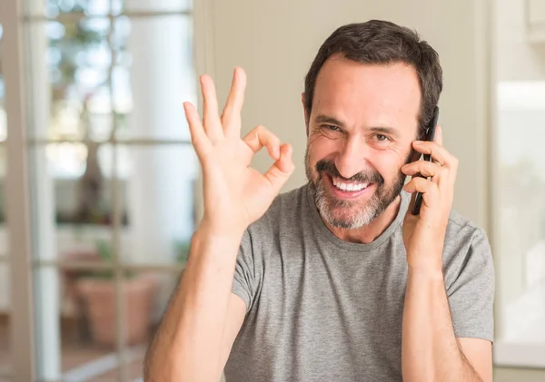 Homem Meia Idade Usando Smartphone Fazendo Sinal Com Dedos Excelente — Fotografia de Stock