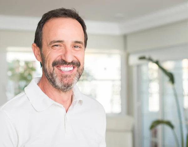 Bonito Homem Meia Idade Com Rosto Feliz Sorrindo Com Sorriso — Fotografia de Stock