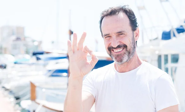 Guapo Hombre Mediana Edad Marina Haciendo Signo Con Los Dedos — Foto de Stock