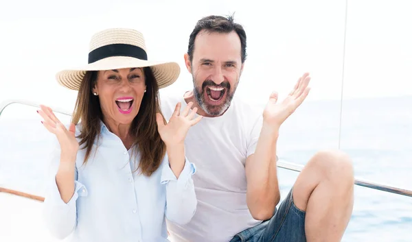 Pareja Mediana Edad Viajando Velero Muy Feliz Emocionada Expresión Ganadora — Foto de Stock