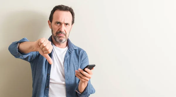 Uomo Anziano Utilizzando Smartphone Con Faccia Arrabbiata Segno Negativo Che — Foto Stock