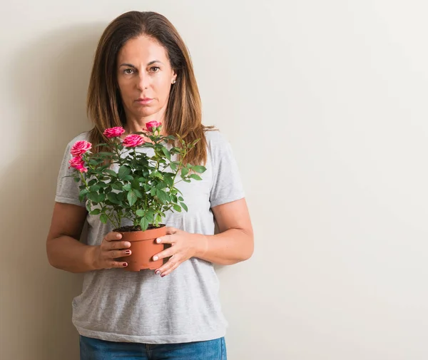 Frau Mittleren Alters Mit Rosen Topf Und Selbstbewusstem Gesichtsausdruck Die — Stockfoto