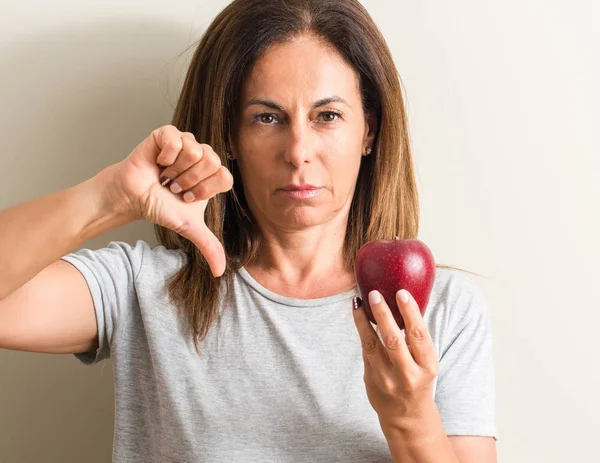 Frau Mittleren Alters Mit Grünem Apfel Und Wütendem Gesicht Negatives — Stockfoto