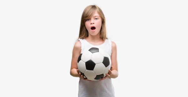 Genç Sarışın Yürümeye Başlayan Çocuk Futbol Topu Bir Sürpriz Yüz — Stok fotoğraf