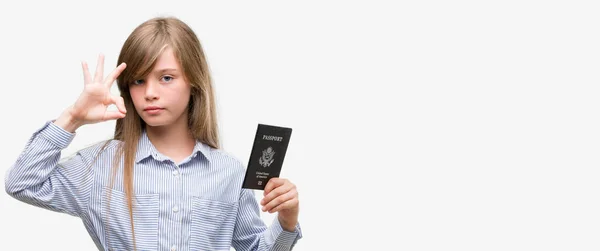 Joven Rubia Niño Sosteniendo Pasaporte Americano Haciendo Signo Con Los — Foto de Stock