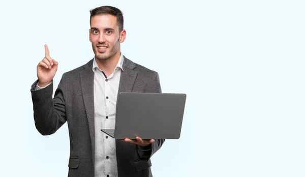 Knappe Jongeman Met Behulp Van Computer Laptop Verrast Met Een — Stockfoto