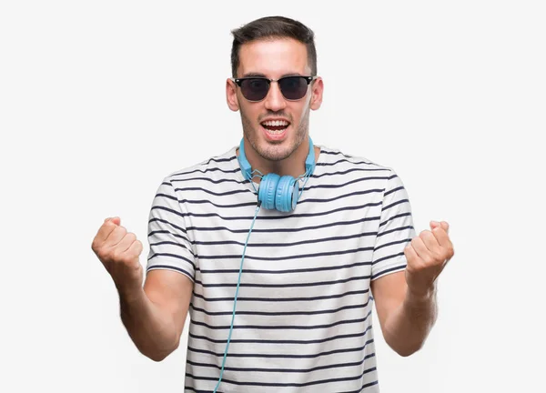 Csinos Fiatal Férfi Ünneplő Fejhallgató Viselése Meglepett Lenyűgözött Siker Karokkal — Stock Fotó