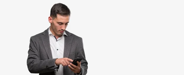 Przystojny Młody Mężczyzna Przy Użyciu Smartfona Pewnie Wyrazem Twarzy Inteligentne — Zdjęcie stockowe
