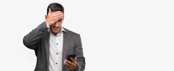 Joven Guapo Usando Teléfono Inteligente Estresado Con Mano Cabeza Sorprendido —  Fotos de Stock