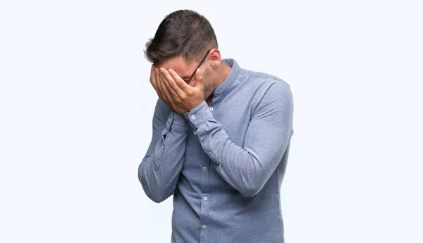 Bonito Jovem Elegante Homem Usando Óculos Com Expressão Triste Cobrindo — Fotografia de Stock