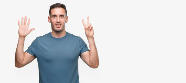 Schöner Junger Lässiger Mann Der Mit Finger Nummer Sieben Zeigt — Stockfoto