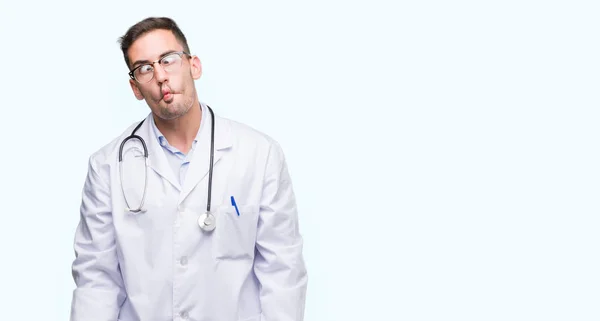 Bonito Jovem Médico Fazendo Cara Peixe Com Lábios Gesto Louco — Fotografia de Stock