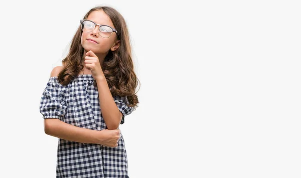 黑发西班牙裔女孩戴眼镜严肃的面孔思考问题 非常困惑的想法 — 图库照片