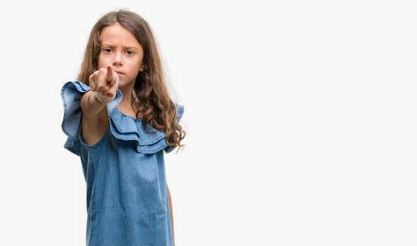 Brunette Spaanse Meisje Dragen Denim Jurk Met Vinger Wijzen Naar — Stockfoto