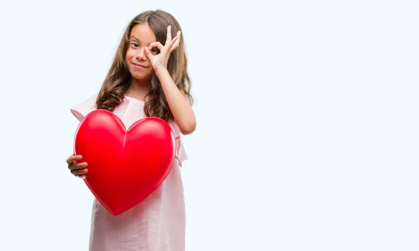Μελαχρινή Κορίτσι Ισπανόφωνος Κρατώντας Κόκκινη Καρδιά Χαρούμενο Πρόσωπο Χαμογελά Κάνει — Φωτογραφία Αρχείου