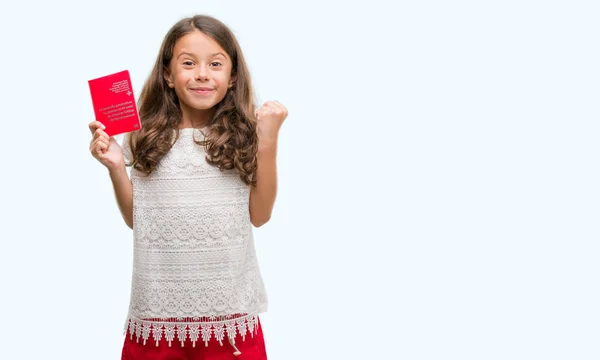 Μελαχρινή Κορίτσι Ισπανόφωνος Κατέχουν Διαβατήριο Της Ελβετίας Ουρλιάζοντας Περήφανος Και — Φωτογραφία Αρχείου