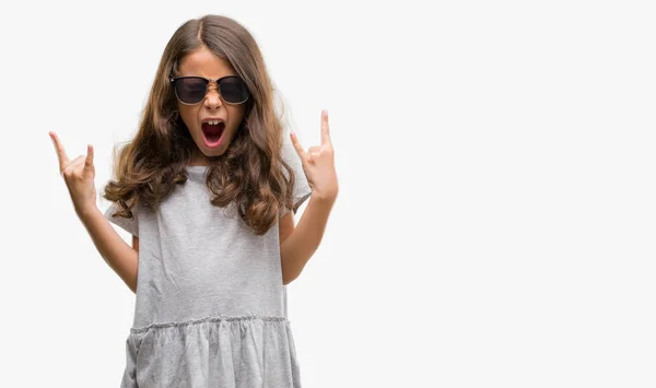 Μελαχρινή Κορίτσι Ισπανόφωνος Φορώντας Γυαλιά Ηλίου Φωνάζοντας Τρελό Έκφραση Κάνει — Φωτογραφία Αρχείου