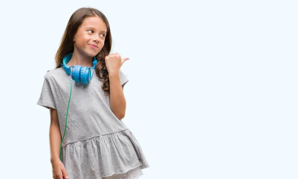 Morena Chica Hispana Con Auriculares Apuntando Mostrando Con Pulgar Hacia — Foto de Stock