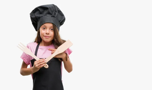 Brünettes Hispanisches Mädchen Kochuniform Mit Überraschendem Gesicht Das Mit Dem — Stockfoto