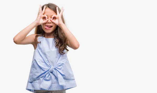 Brunette Spaanse Meisje Doen Gebaar Als Verrekijker Steken Tong Uit — Stockfoto