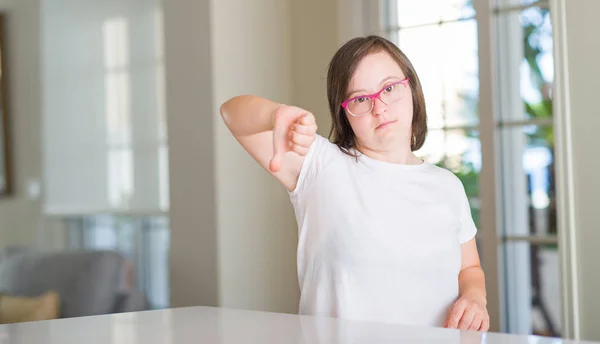 Sindrome Donna Casa Con Faccia Arrabbiata Segno Negativo Che Mostra — Foto Stock