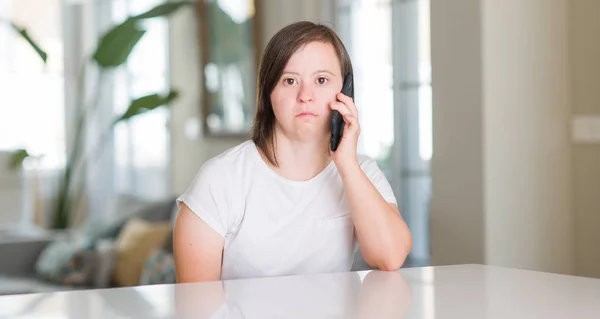 Sindrome Donna Casa Utilizzando Smartphone Con Espressione Fiduciosa Sul Viso — Foto Stock