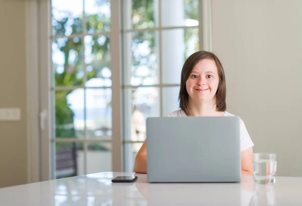 Síndrome Mujer Casa Usando Computadora Portátil Con Una Cara Feliz —  Fotos de Stock